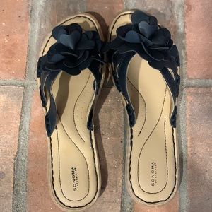 Sandals with decorative black flower